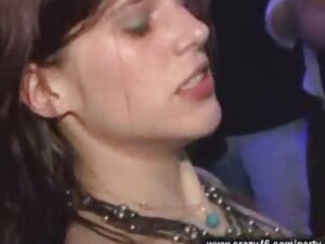 La MILF rusa videos hentai español sin censura Marina recibe una paliza