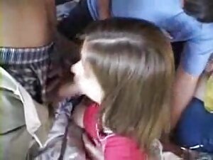 Una hermosa adolescente cachonda le da a su novio una increíble mamada de polla tal como lo demostró pono sub español en este show de webcam caliente
